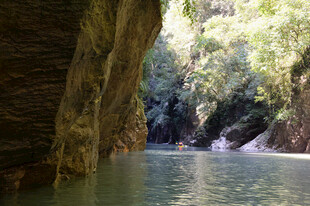 恩施峡谷碧水间的自然奇观
