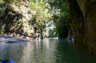 恩施山间清幽河流景色