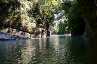 恩施幽静河谷中的清澈河水