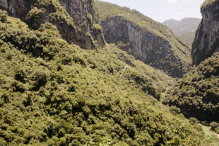 恩施壮丽山谷间的葱郁植被