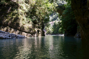 恩施幽静河谷中的清澈河流