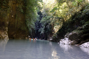 恩施峡谷河流中的皮划艇之旅