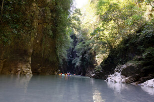 恩施峡谷中泛舟的自然美景
