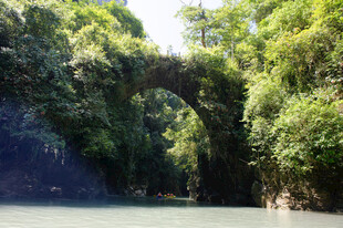 恩施天然石拱桥下的绿意景致