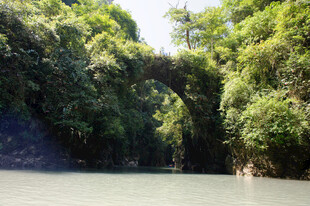 恩施古桥横跨绿水 隐于丛林