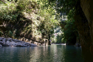 恩施静谧河谷中的清幽水域