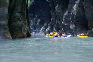 恩施峡谷中皮划艇探险之旅