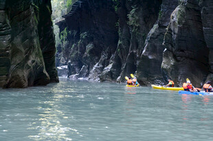 恩施峡谷河道上的皮划艇之旅