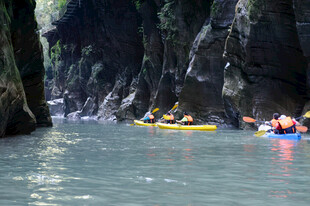 恩施峡谷中皮划艇漂流景象