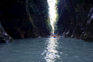 恩施峡谷中皮划艇穿行美景
