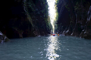 恩施峡谷中泛舟的奇妙景象