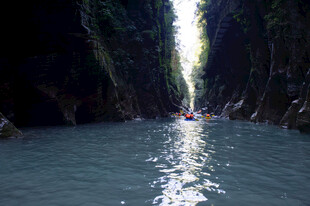 恩施峡谷中皮划艇穿行美景