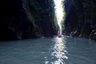 恩施峡谷河道中皮划艇穿行