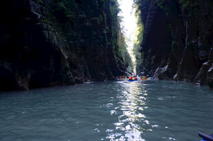 恩施峡谷河道中的皮划艇探险
