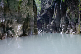 恩施峡谷中的清澈水域