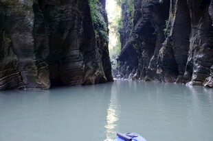 恩施峡谷中泛舟的美丽景致