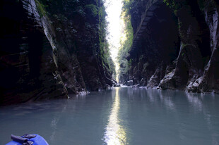 恩施峡谷泛舟 探自然清幽之境