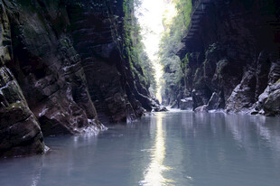 恩施峡谷中的宁静河流