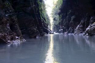 恩施峡谷中的清澈水域
