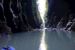 恩施峡谷中的宁静水域