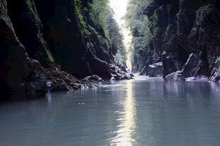 恩施峡谷中的宁静河流