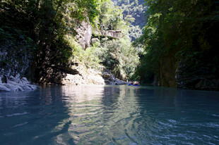 恩施清幽河谷的澄澈碧水