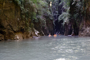 恩施峡谷中漂流的游客