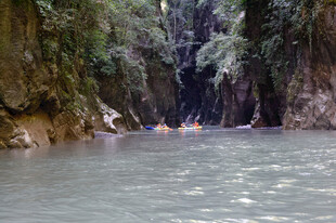 恩施峡谷中皮划艇穿行