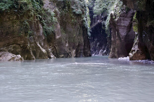 恩施峡谷中的宁静河流