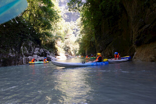 恩施峡谷中皮划艇漂流美景