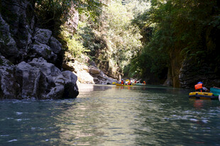 恩施峡谷漂流探险美景