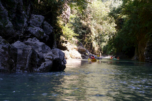 恩施峡谷中漂流的黄色皮划艇