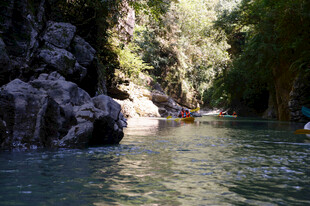 恩施峡谷河道中的皮划艇之旅
