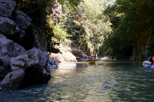 恩施峡谷中皮划艇漂流场景