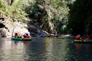 恩施峡谷中皮划艇漂流景象