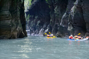 恩施峡谷中皮划艇漂流景象