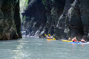 恩施峡谷中皮划艇漂流景象