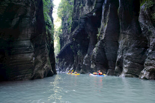 恩施峡谷漂流景象