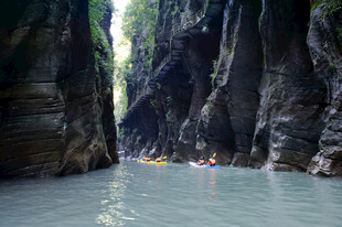 恩施峡谷中皮划艇漂流景象
