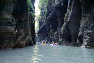 恩施峡谷河道中的漂流景象