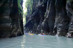 恩施峡谷漂流美景