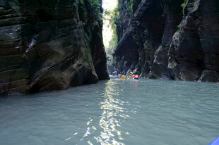 恩施峡谷间的漂流之旅