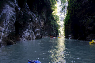 恩施峡谷漂流探险美景