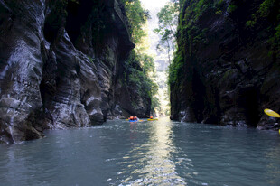 恩施峡谷中皮划艇漂流美景
