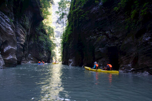 恩施峡谷中皮划艇探险之旅