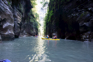 恩施峡谷中皮划艇漂流美景