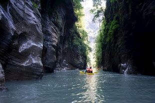 恩施峡谷河道中的皮划艇之旅