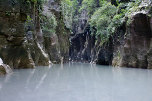 恩施峡谷中的静谧水域