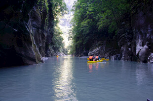 恩施峡谷河道中的皮划艇之旅