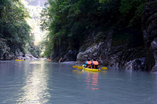 恩施峡谷中皮划艇漂流景象